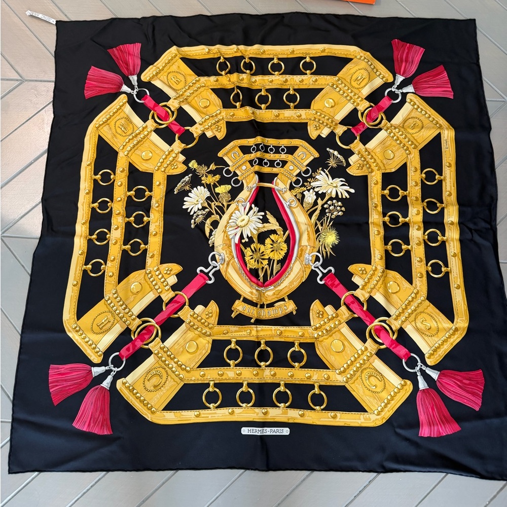 Hermes Black and White Design